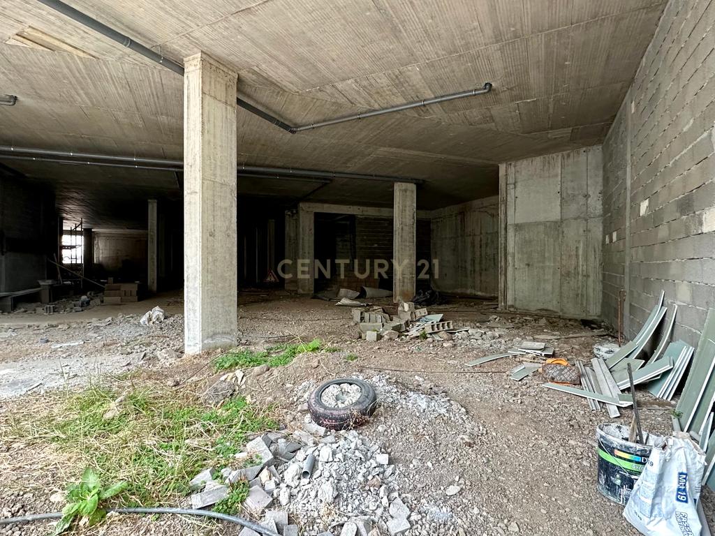 Loja comercial com 696m2 - Machico - Image 9