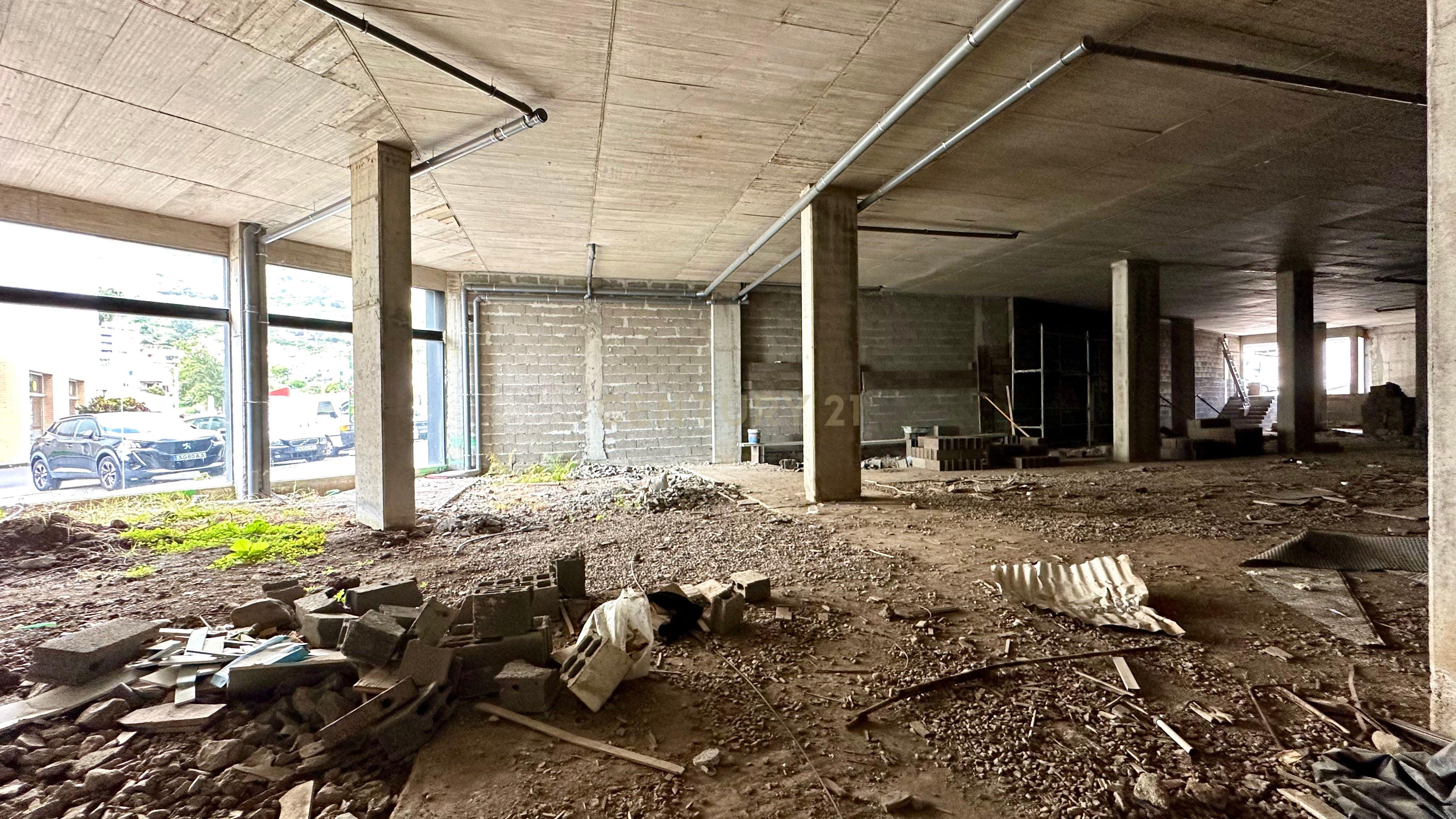 Loja comercial com 696m2 - Machico - Image 8