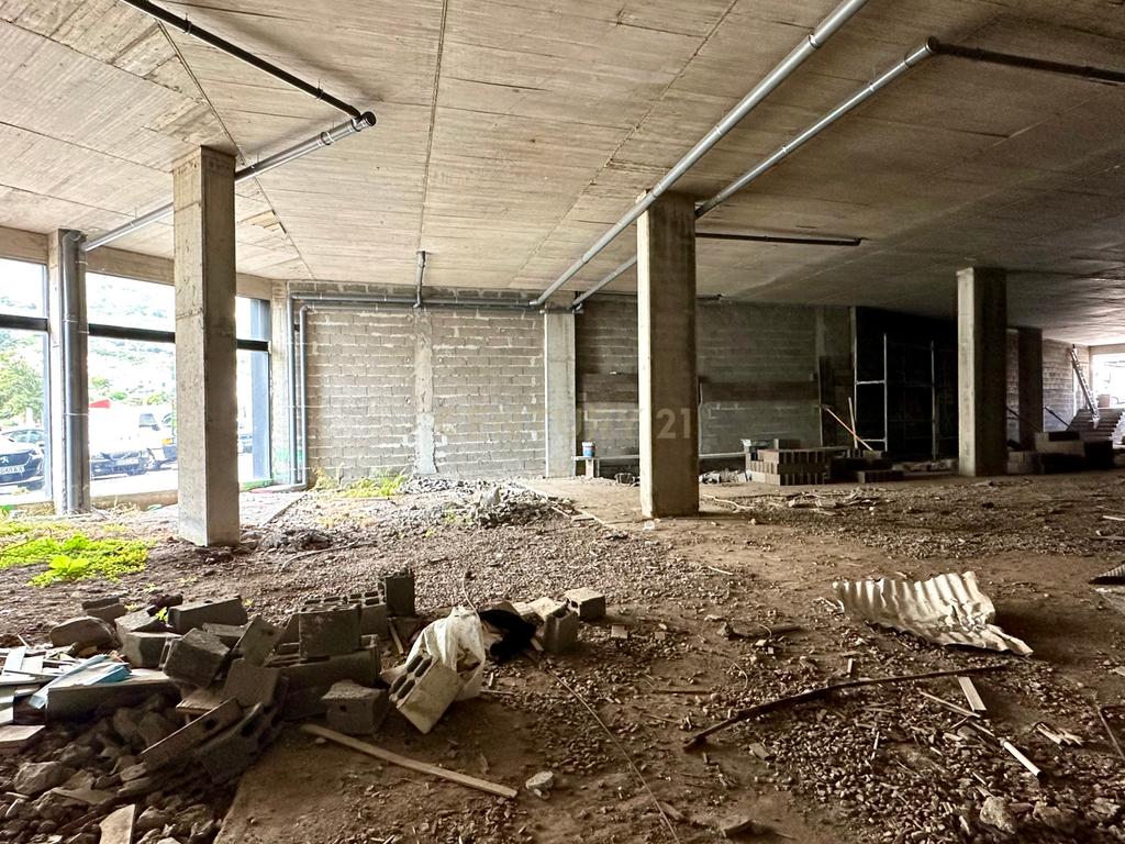 Loja comercial com 696m2 - Machico - Image 8