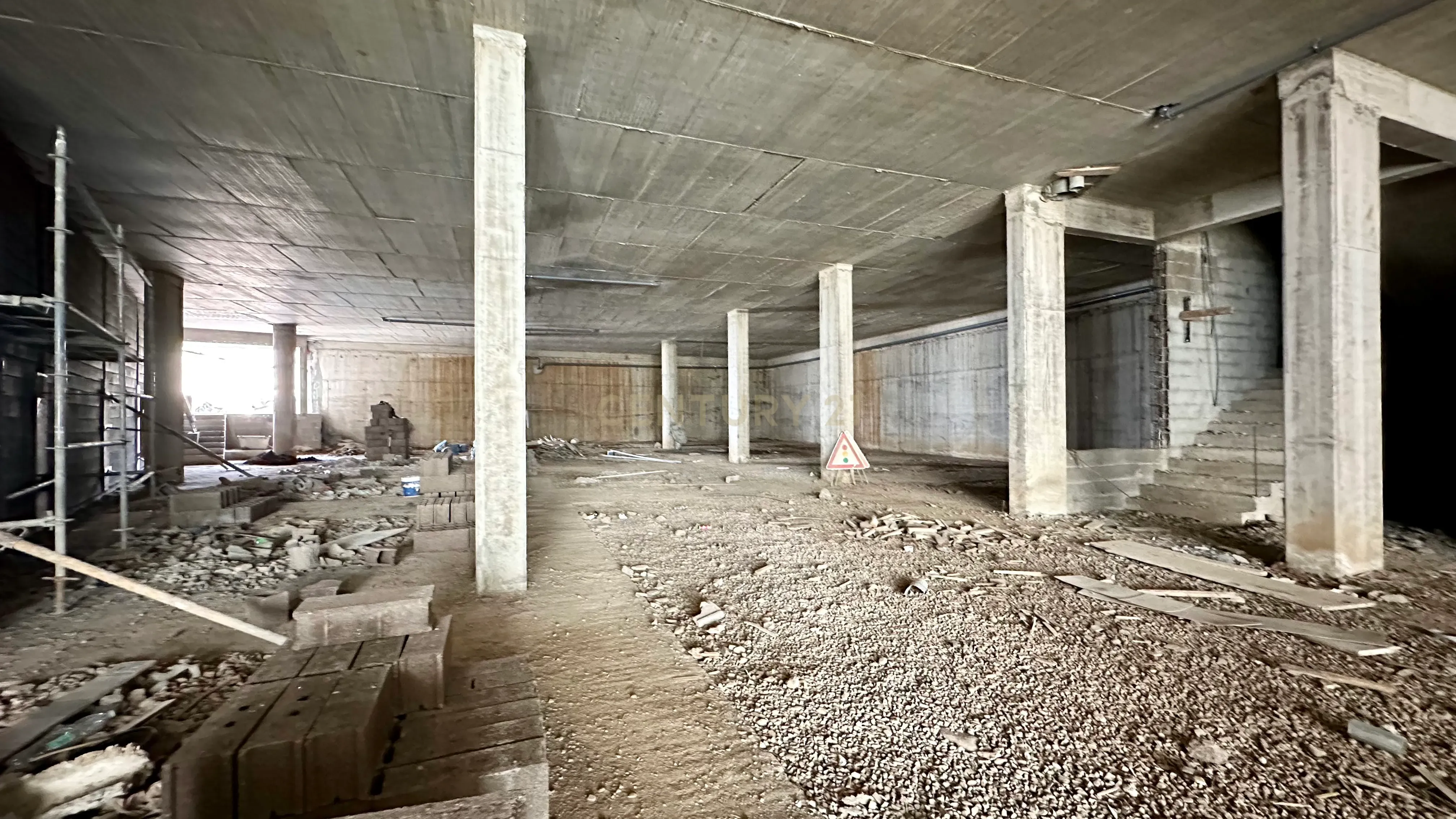 Loja comercial com 696m2 - Machico - Image 1