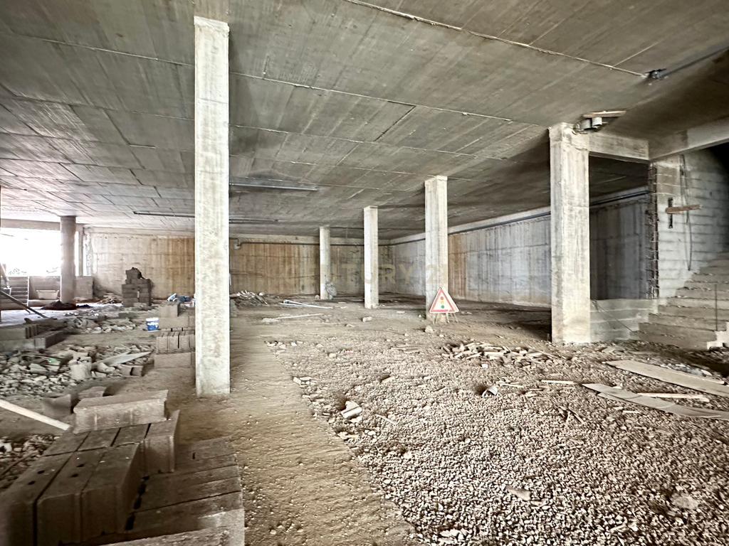 Loja comercial com 696m2 - Machico - Image 1