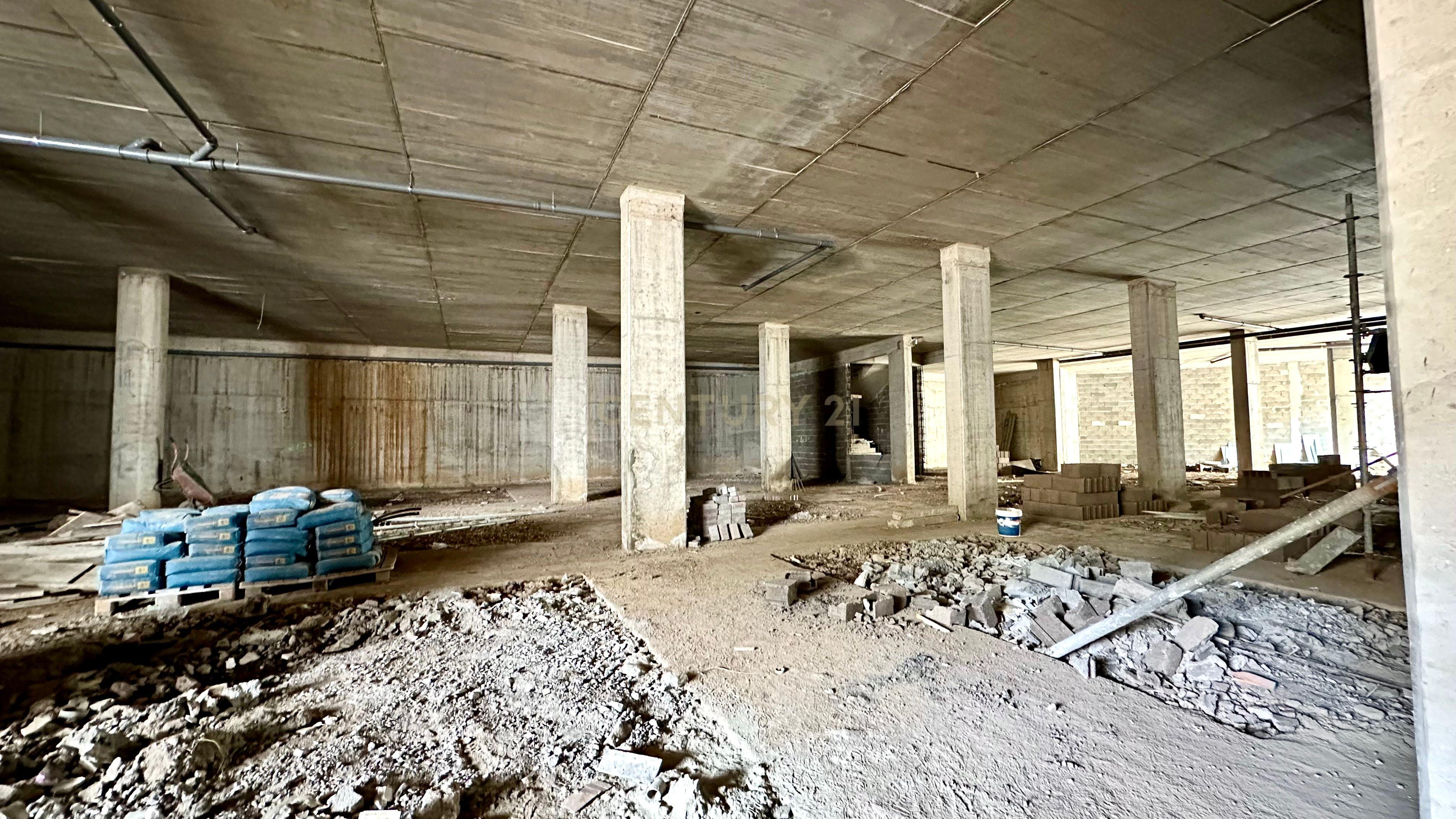 Loja comercial com 696m2 - Machico - Image 13