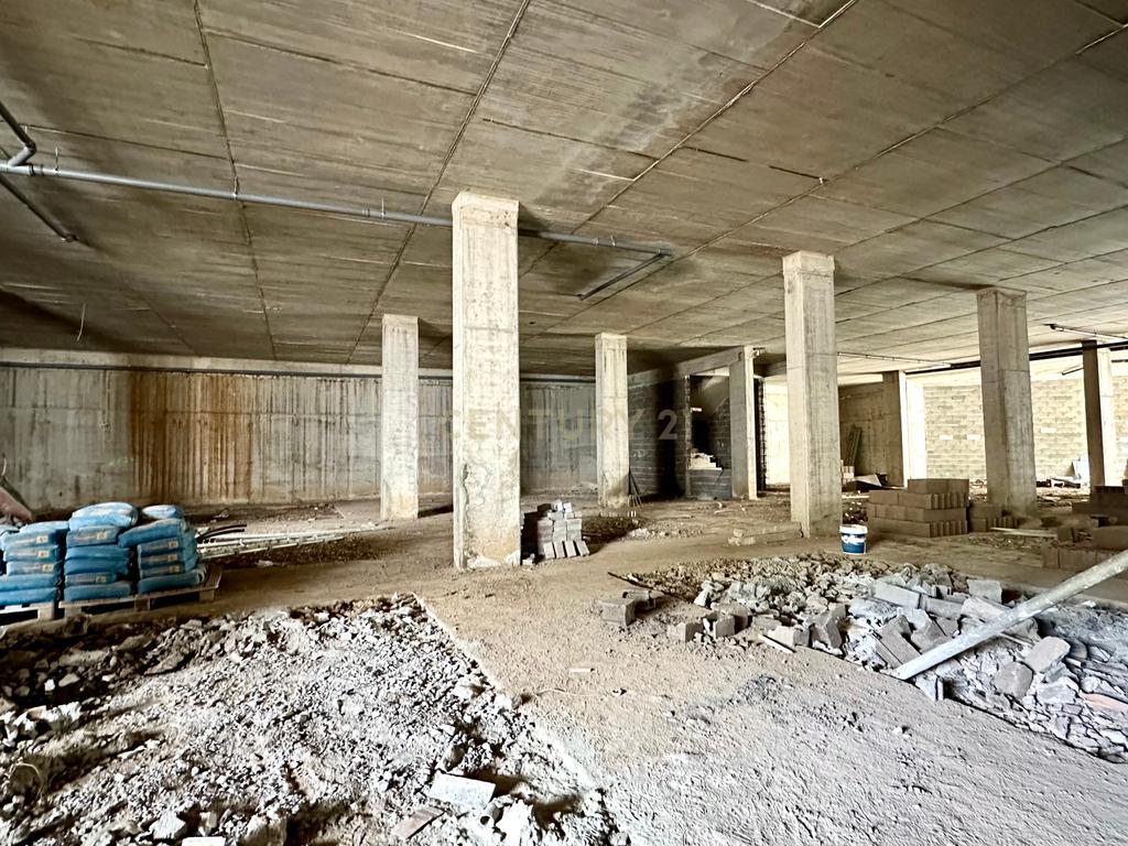 Loja comercial com 696m2 - Machico - Image 13