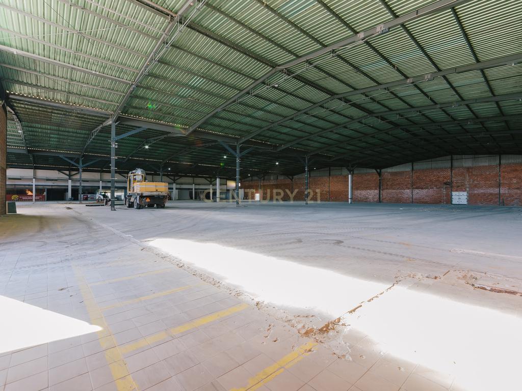 Armazém no Porto Alto (Estrada Nacional 10) - Image 2