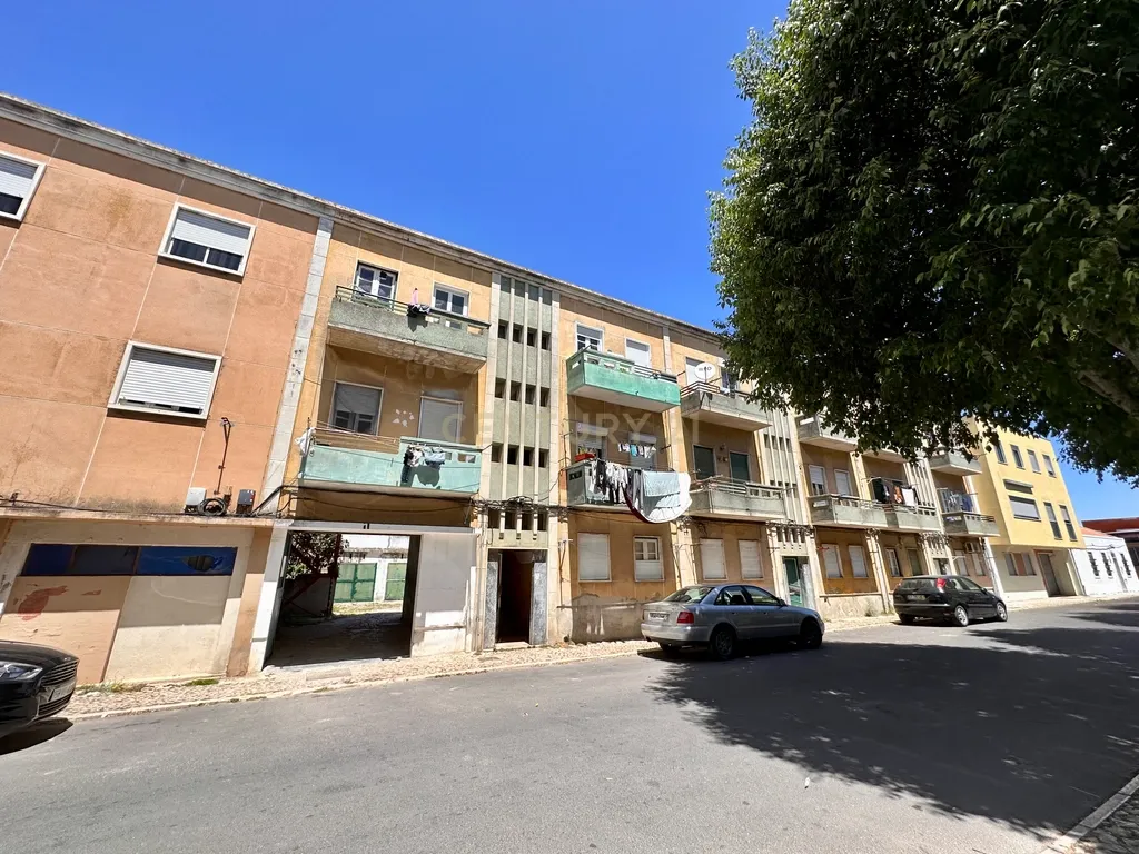 Prédio para Habitação e Comércio para Investimento em Alhos Vedros - Image 11