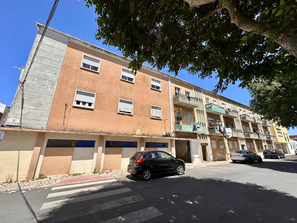 Prédio para Habitação e Comércio para Investimento em Alhos Vedros - Image 3