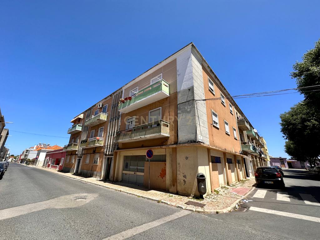 Prédio para Habitação e Comércio para Investimento em Alhos Vedros - Image 6
