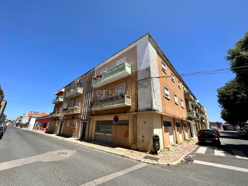 Prédio para Habitação e Comércio para Investimento em Alhos Vedros - Image 6