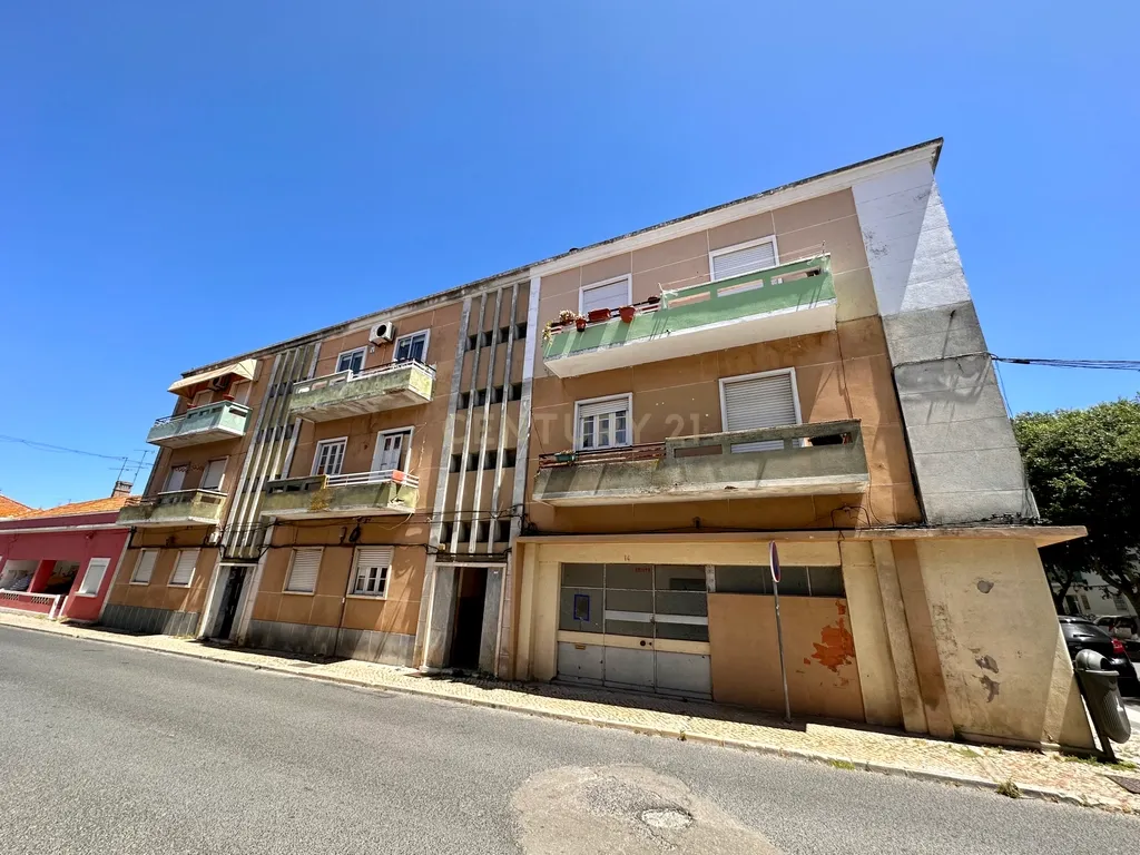 Prédio para Habitação e Comércio para Investimento em Alhos Vedros - Image 2