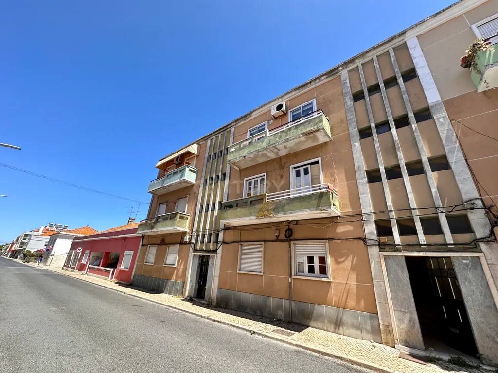 Prédio para Habitação e Comércio para Investimento em Alhos Vedros - Image 16