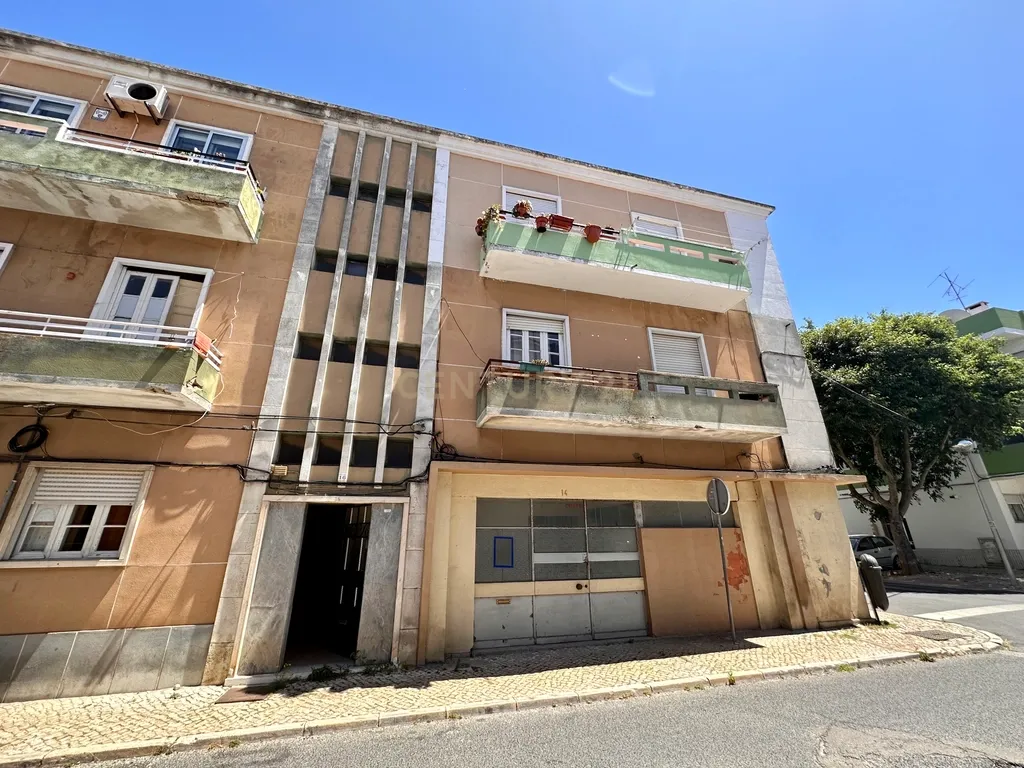 Prédio para Habitação e Comércio para Investimento em Alhos Vedros - Image 4