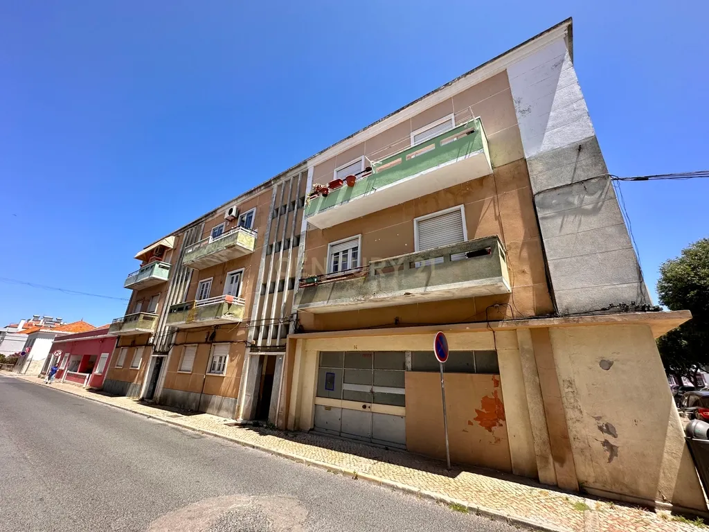 Prédio para Habitação e Comércio para Investimento em Alhos Vedros - Image 5