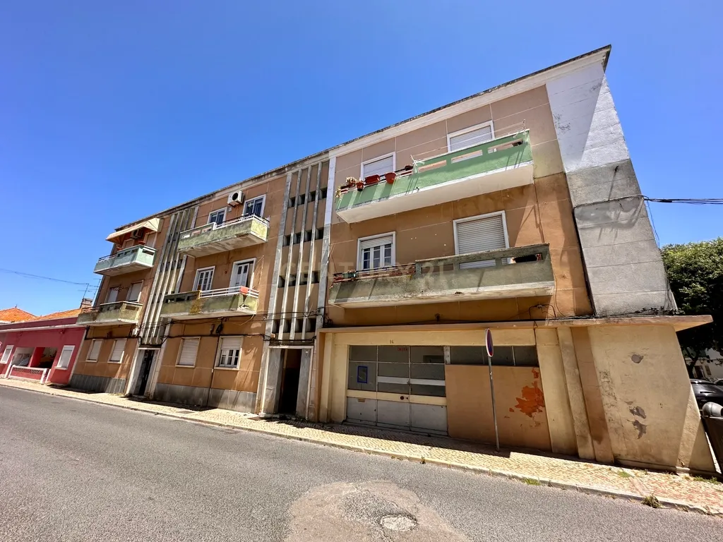 Prédio para Habitação e Comércio para Investimento em Alhos Vedros - Image 1