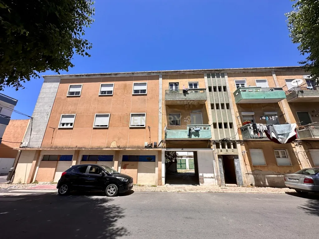 Prédio para Habitação e Comércio para Investimento em Alhos Vedros - Image 9