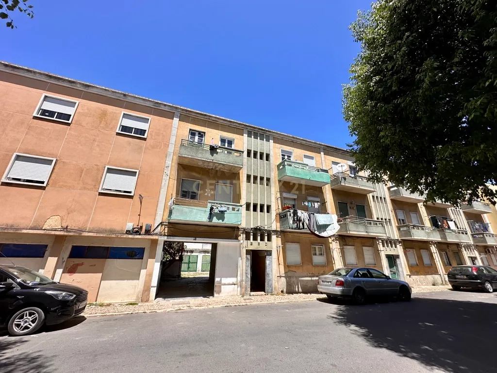 Prédio para Habitação e Comércio para Investimento em Alhos Vedros - Image 8