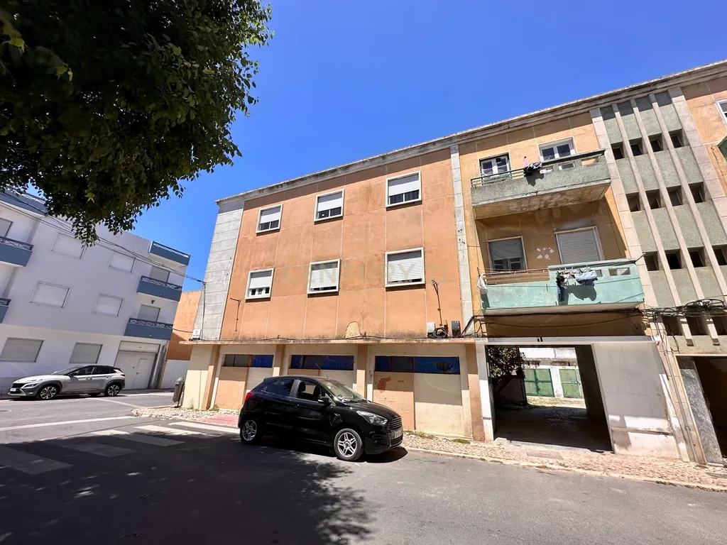 Prédio para Habitação e Comércio para Investimento em Alhos Vedros - Image 7