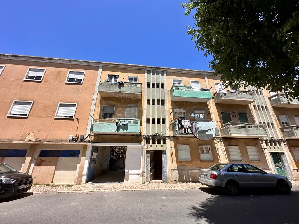 Prédio para Habitação e Comércio para Investimento em Alhos Vedros - Image 13