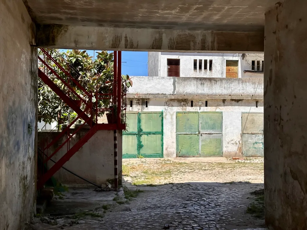 Prédio para Habitação e Comércio para Investimento em Alhos Vedros - Image 14