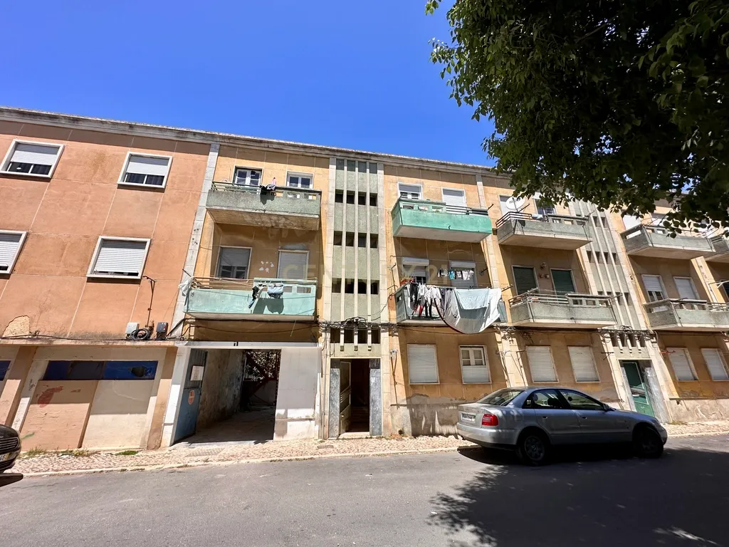 Prédio para Habitação e Comércio para Investimento em Alhos Vedros - Image 12