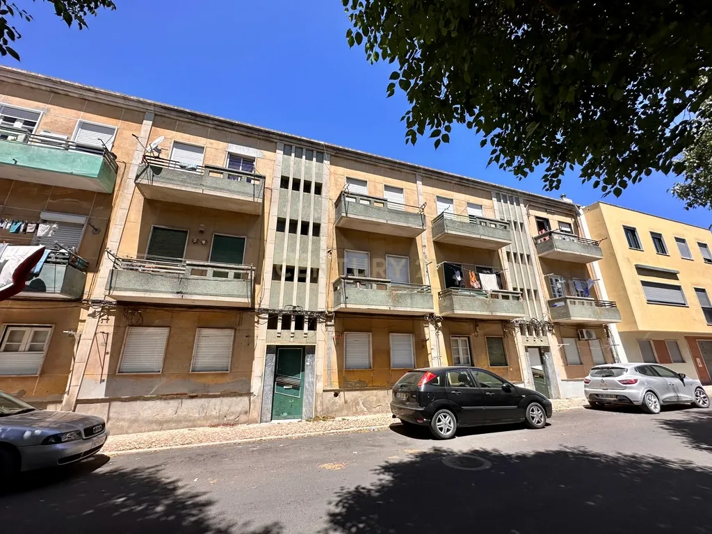 Prédio para Habitação e Comércio para Investimento em Alhos Vedros - Image 18