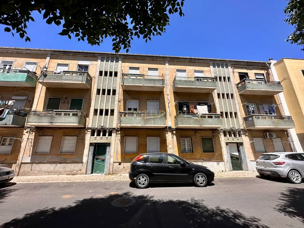 Prédio para Habitação e Comércio para Investimento em Alhos Vedros - Image 21