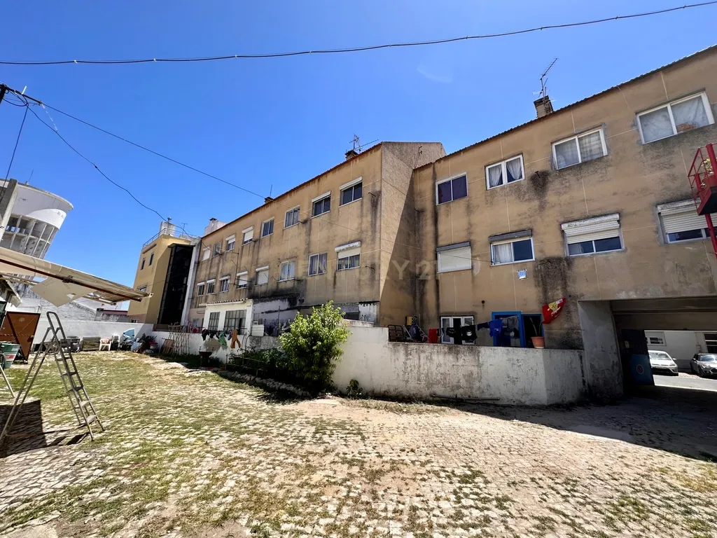 Prédio para Habitação e Comércio para Investimento em Alhos Vedros - Image 19