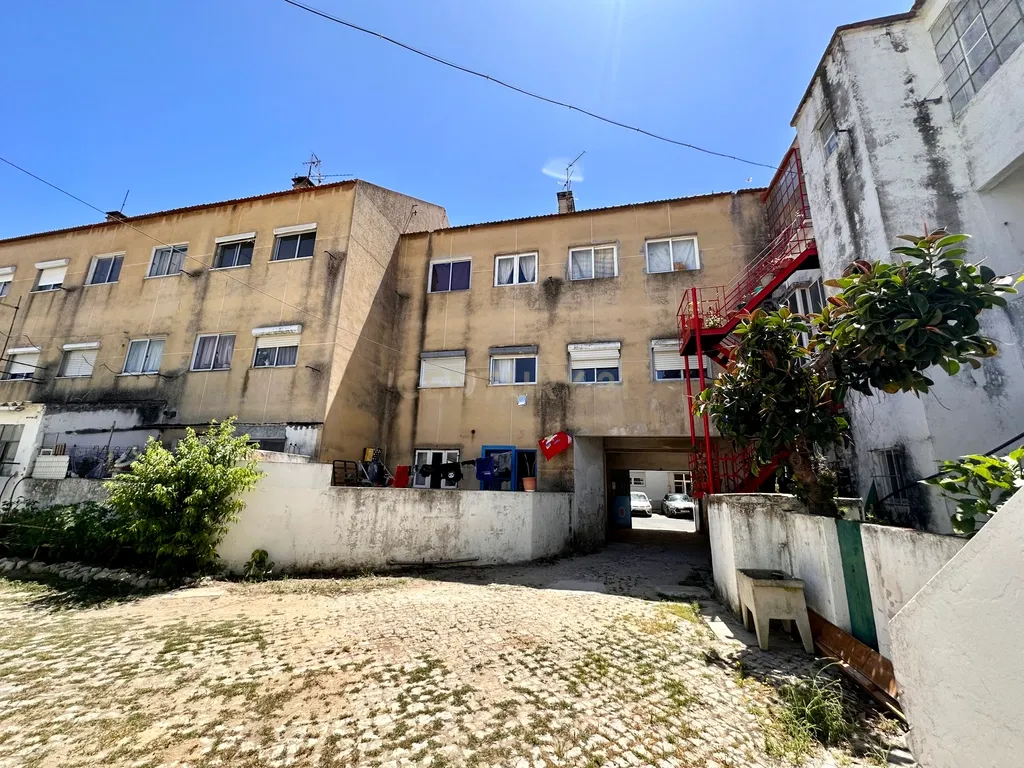 Prédio para Habitação e Comércio para Investimento em Alhos Vedros - Image 20