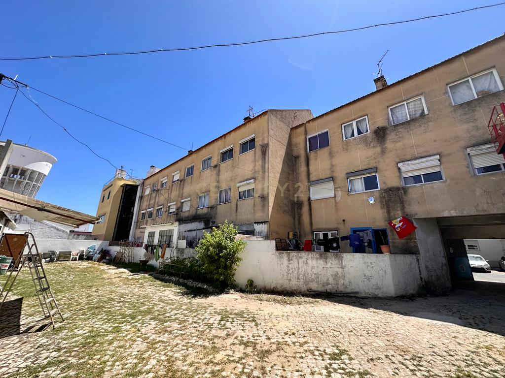 Prédio para Habitação e Comércio para Investimento em Alhos Vedros - Image 17