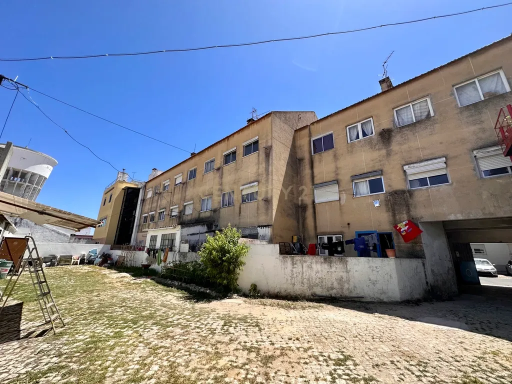 Prédio para Habitação e Comércio para Investimento em Alhos Vedros - Image 17