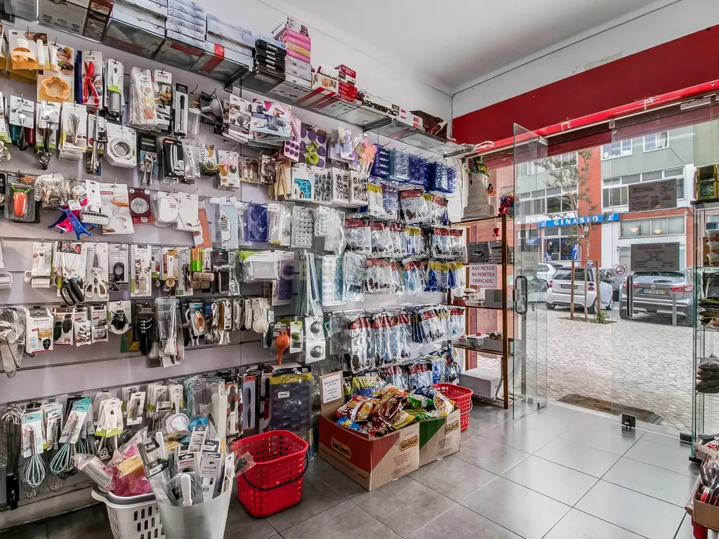 Loja para Venda na Pontinha - Localização Privilegiada com 60m² - Image 6