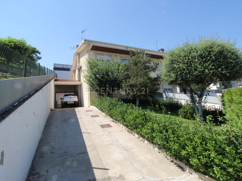 Moradia Geminada em Paredes - Image 1