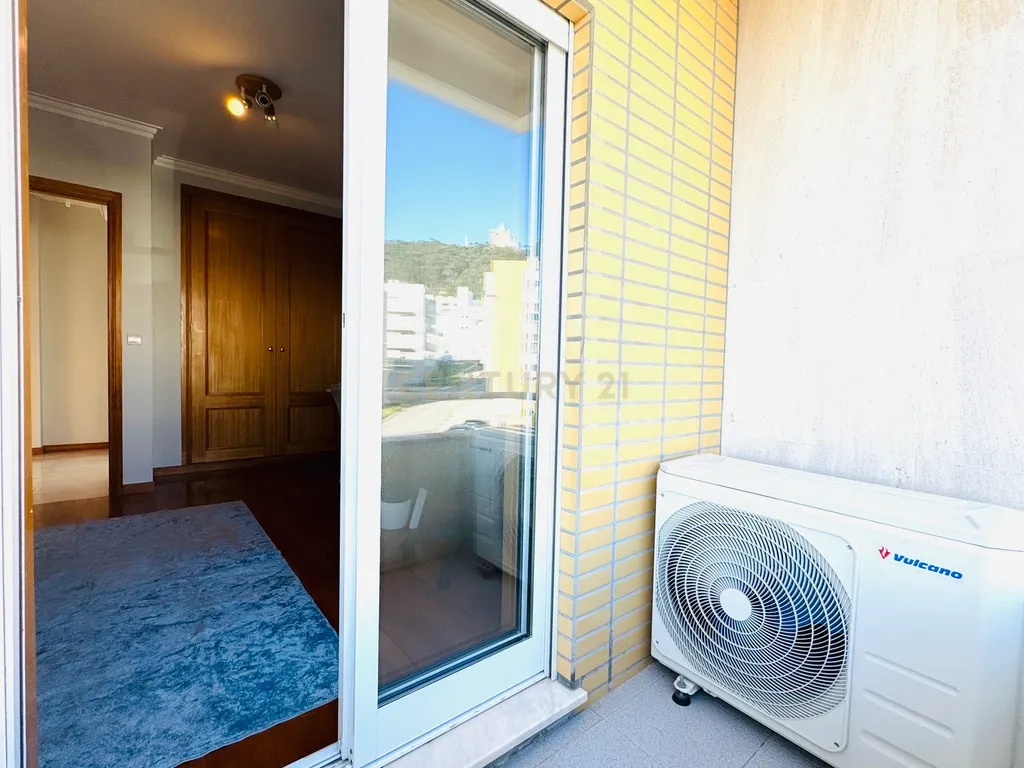 Apartamento T3 com vistas mar e Santa Luzia - Image 23