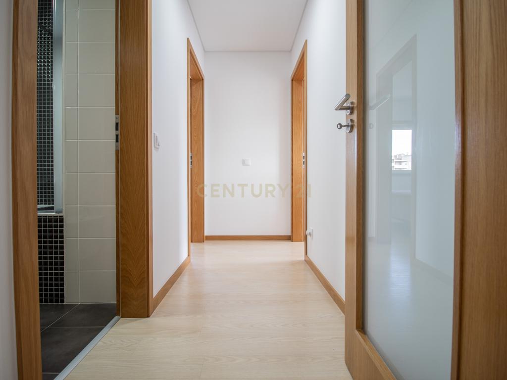 Apartamento Moderno na Figueira da Foz com Estacionamento e Elevador - Image 13
