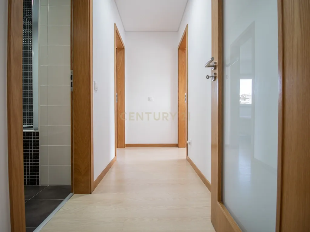 Apartamento Moderno na Figueira da Foz com Estacionamento e Elevador - Image 13