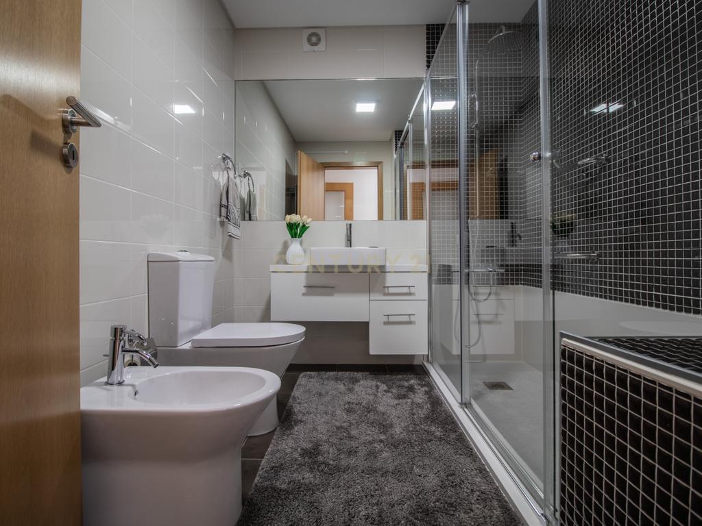 Apartamento Moderno na Figueira da Foz com Estacionamento e Elevador - Image 14