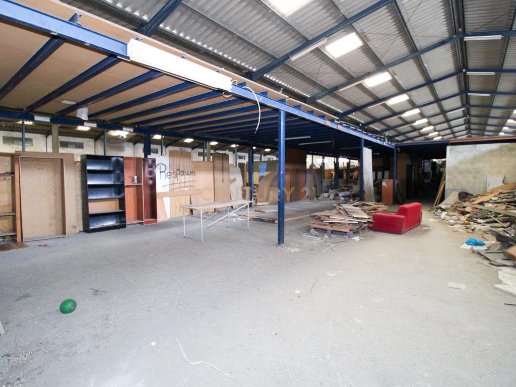 Espaçoso Armazém Industrial c/ 2 Naves em Sintra, Lisboa - Image 19