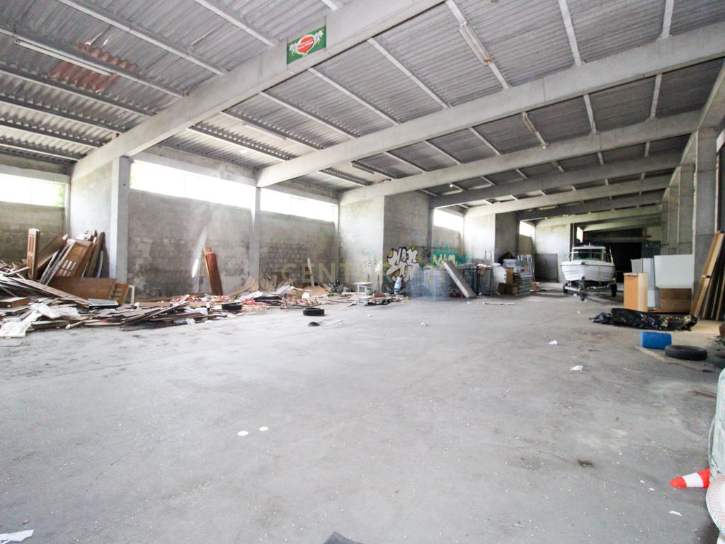 Espaçoso Armazém Industrial c/ 2 Naves em Sintra, Lisboa - Image 11