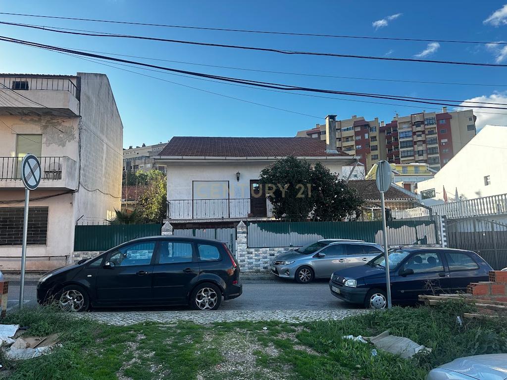 Terreno com licença construção paga - 4 moradias - Image 11