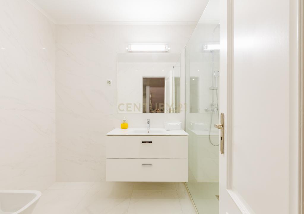 DUPLEX REMODELADO A 5 MINUTOS AEROPORTO LISBOA C/BOX - Image 25