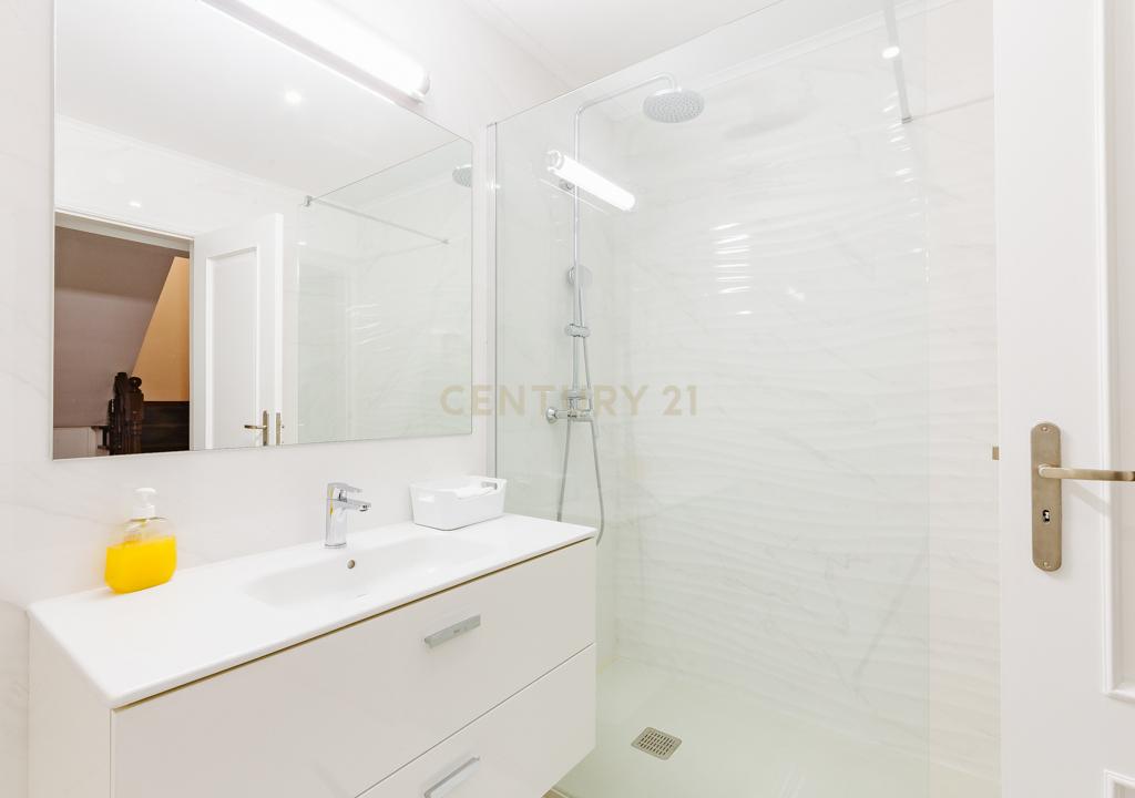 DUPLEX REMODELADO A 5 MINUTOS AEROPORTO LISBOA C/BOX - Image 26