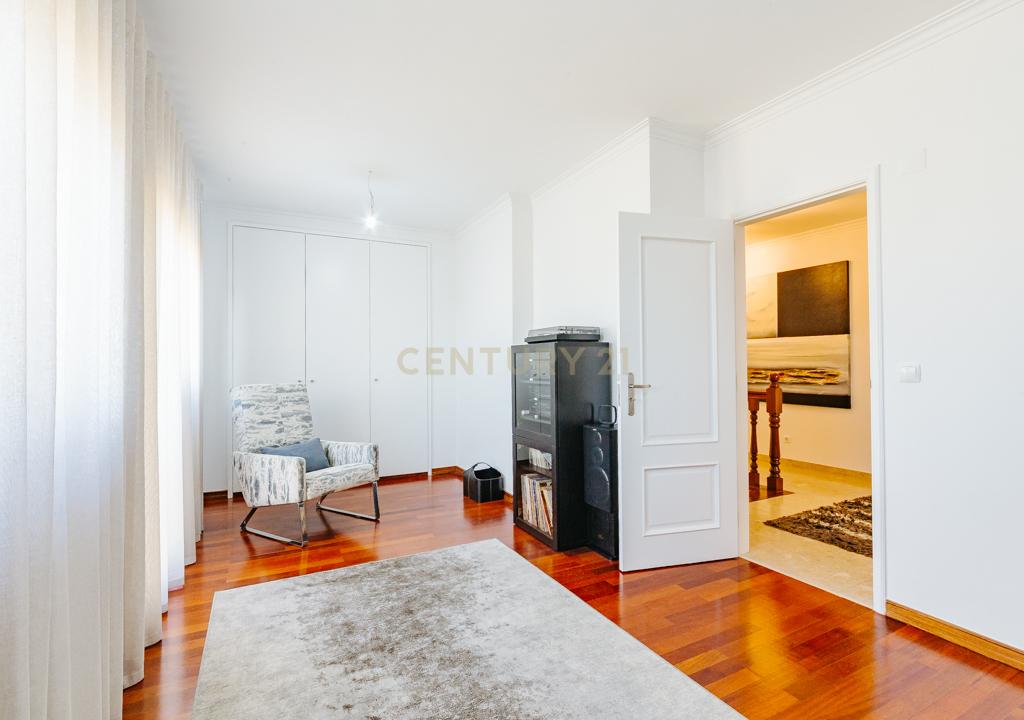 DUPLEX REMODELADO A 5 MINUTOS AEROPORTO LISBOA C/BOX - Image 41