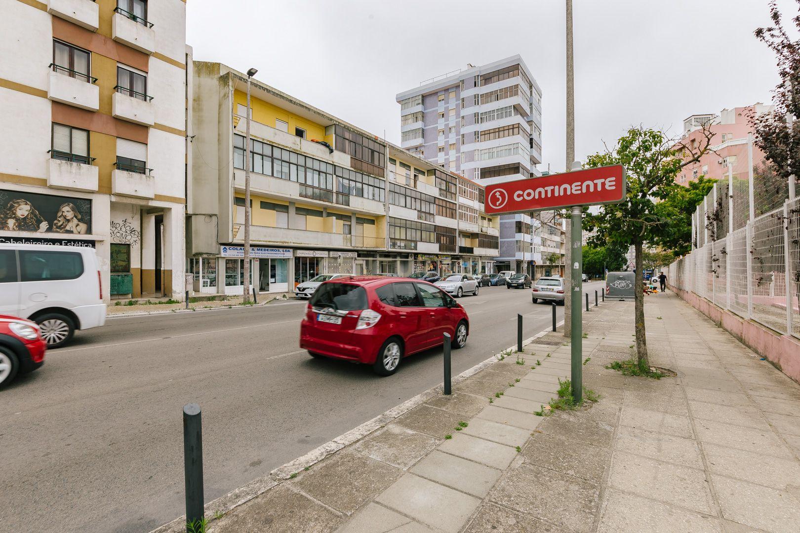 Apartamento T3 com elevador no Alto do Seixalinho - Barreiro - Image 33