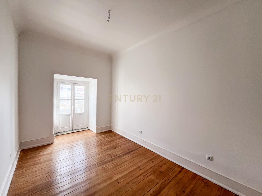 Apartamento T2+1 com Vista Rio | Baixa de Lisboa - Image 17