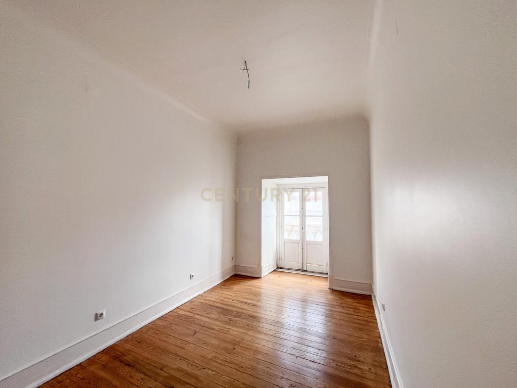 Apartamento T2+1 com Vista Rio | Baixa de Lisboa - Image 18