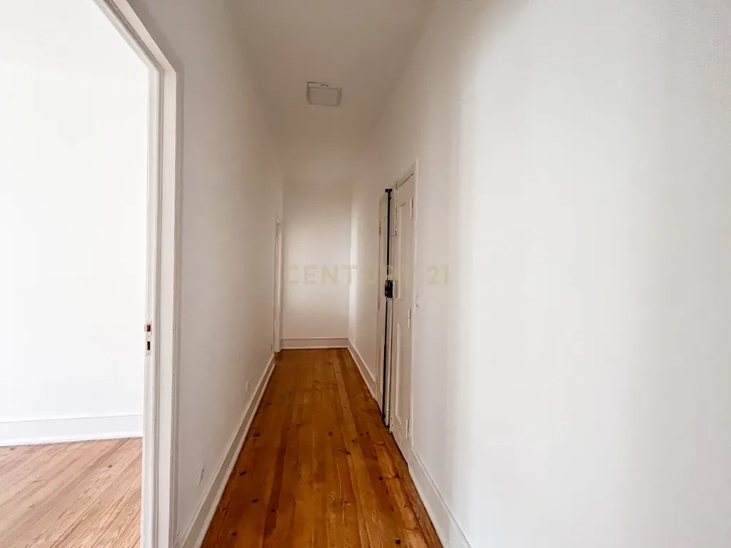 Apartamento T2+1 com Vista Rio | Baixa de Lisboa - Image 19