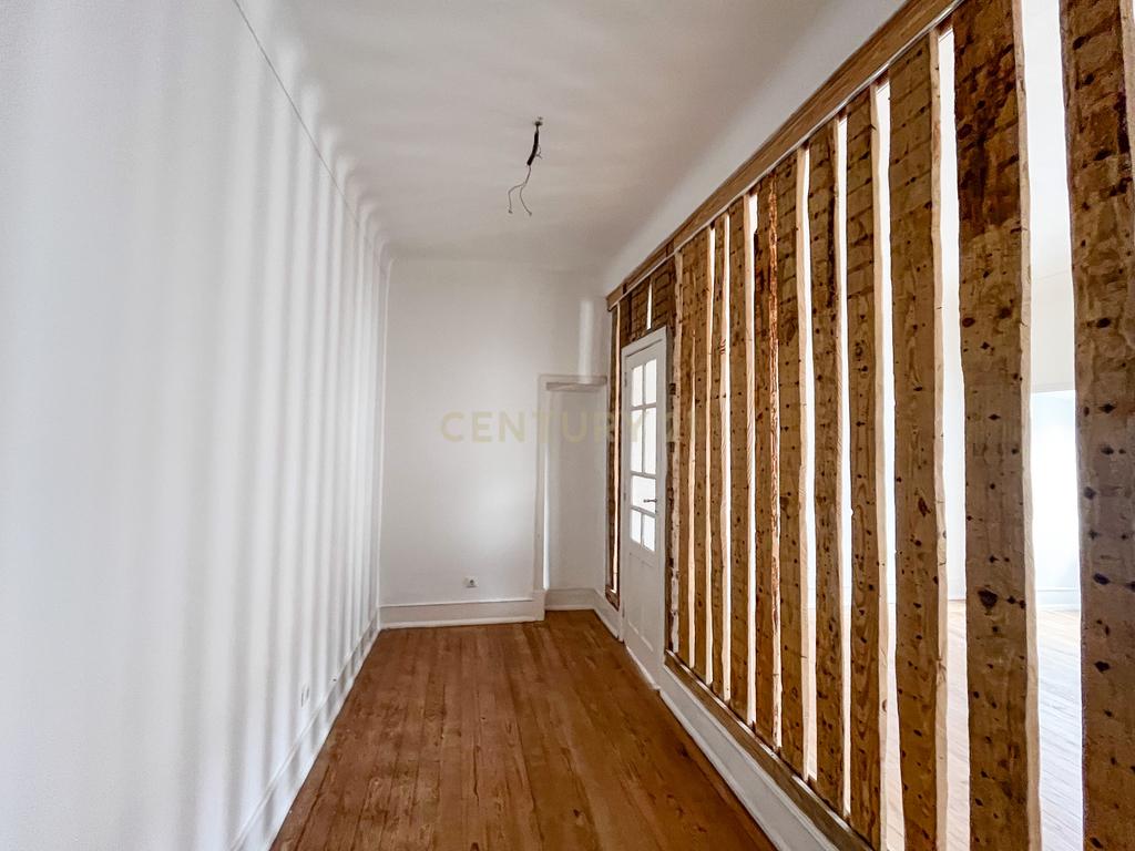 Apartamento T2+1 com Vista Rio | Baixa de Lisboa - Image 20