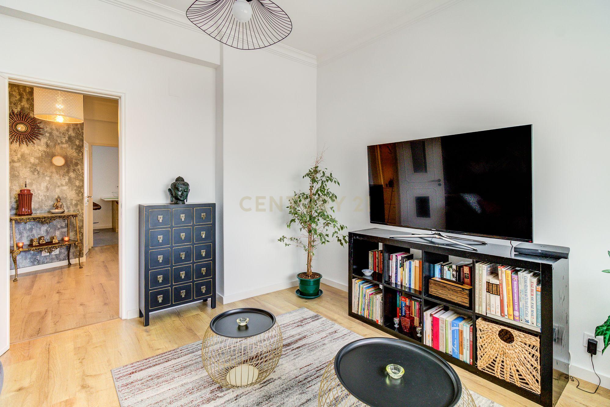 Fantástico T3, com amplo terraço, situado na Calçada dos 7 Moinhos – Campolide – Lisboa - Image 10