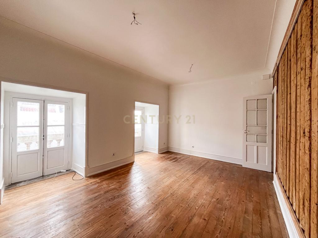 Apartamento T2+1 com Vista Rio | Baixa de Lisboa - Image 23