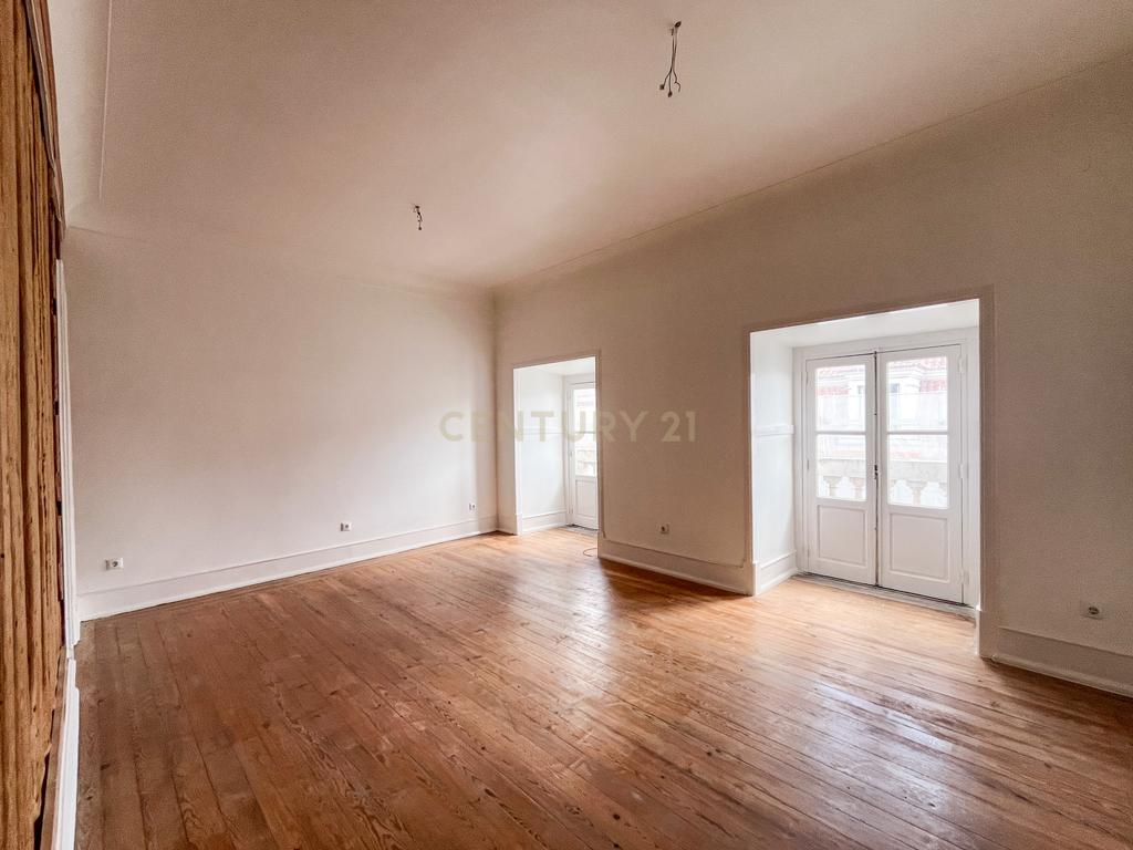 Apartamento T2+1 com Vista Rio | Baixa de Lisboa - Image 24