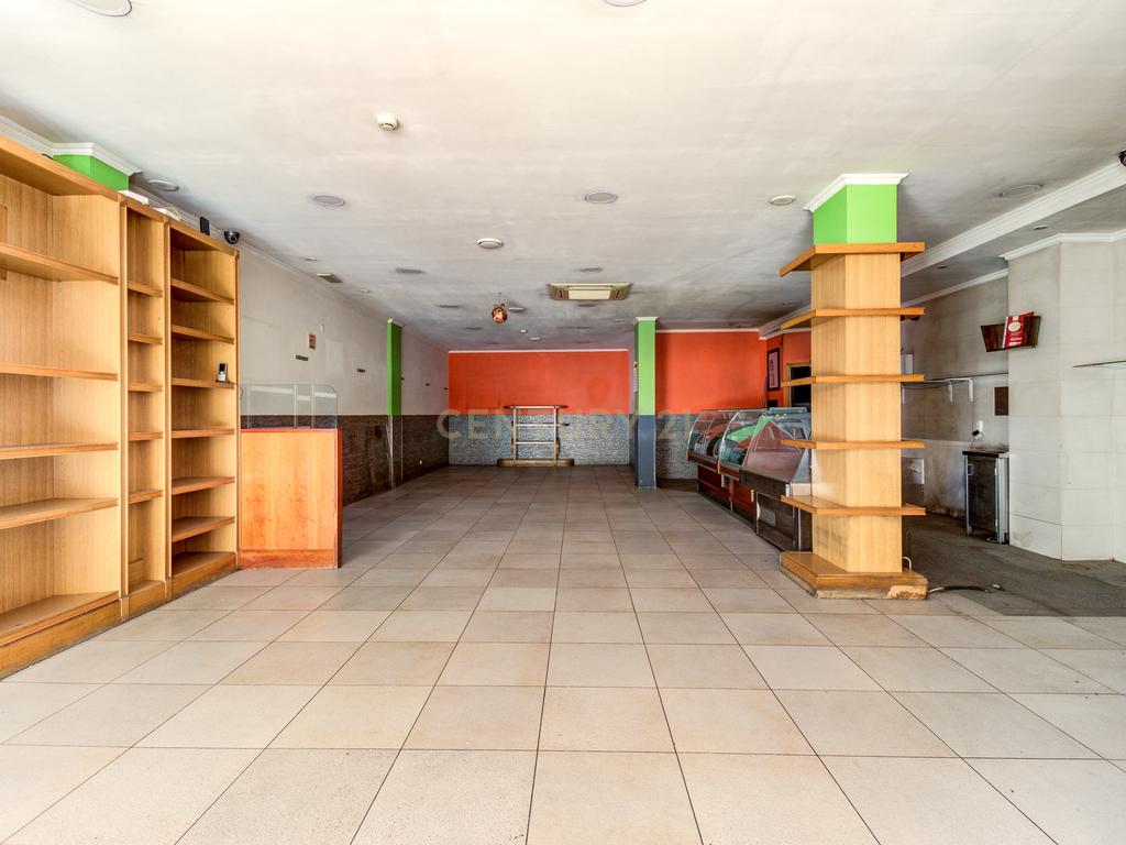 Espaço comercial com 138m2 localizado na Rua de Moçambique no Prior Velho, com dois lugares de estacionamento. - Image 2